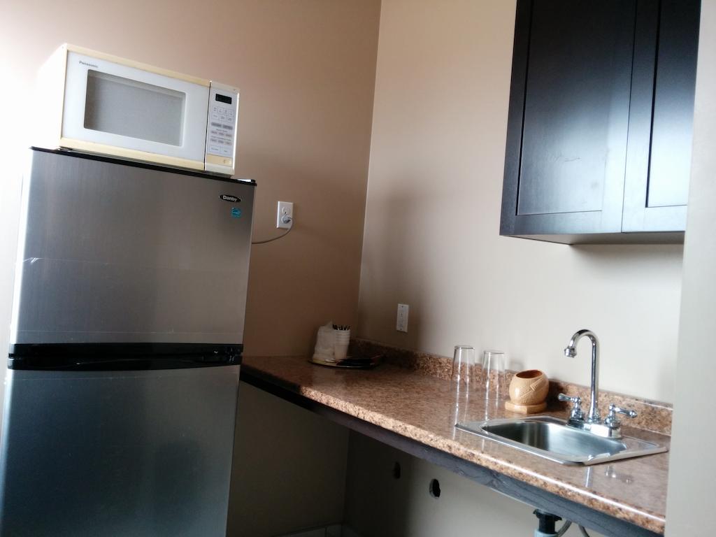 Bonnyville Hotel Екстер'єр фото