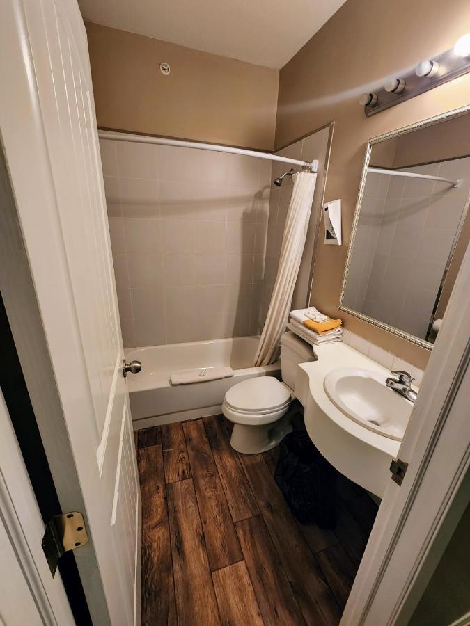Bonnyville Hotel Екстер'єр фото