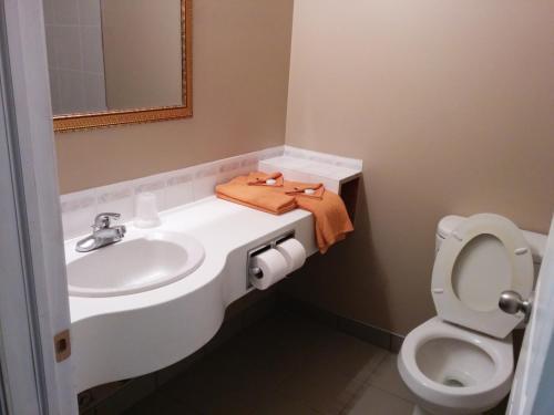 Bonnyville Hotel Екстер'єр фото